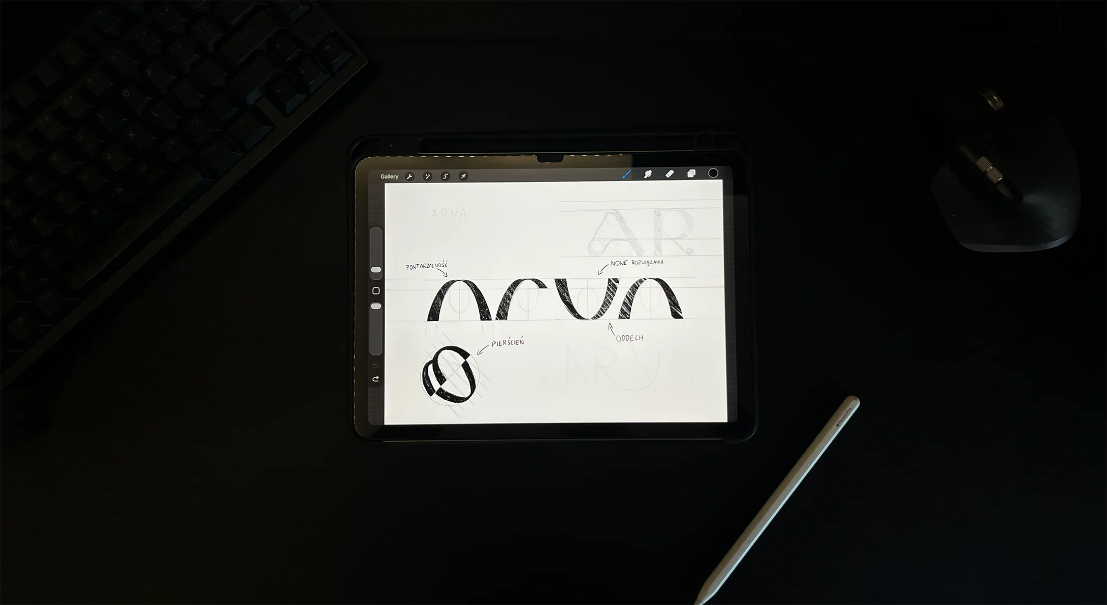 Proces tworzenia znaku, szkic logotypu ARVA na tablecie.